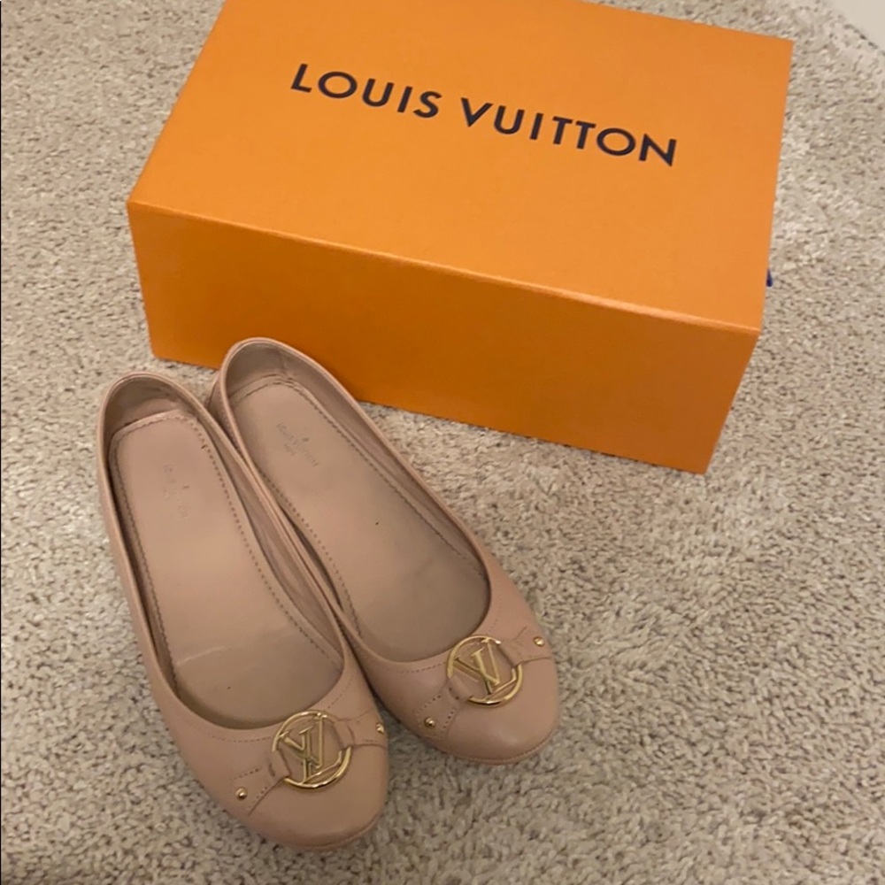 Louis Vuitton woman 37